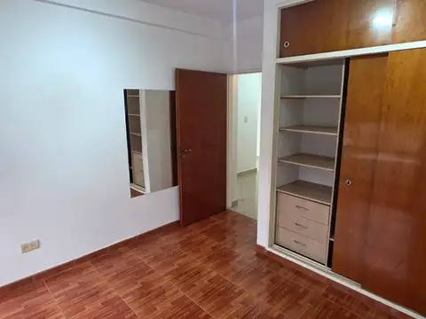 PISO EN ALQUILER DE 4 AMBIENTES POR ESCALERA EN PRIMER PISO