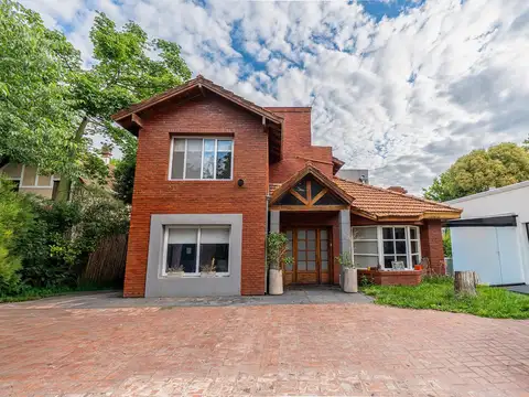 Casa en Alquiler con 2 cocheras
