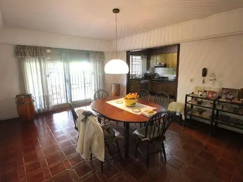 CASA EN LOTE PROPIO CON PILETA COCHERA JARDIN Y FONDO