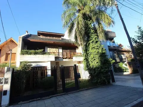 CASA EN LOTE PROPIO CON PILETA COCHERA JARDIN Y FONDO
