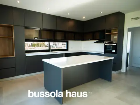 Casa en Venta con 4 cocheras