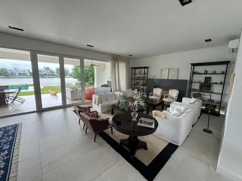 Casa en Alquiler con 6 cocheras