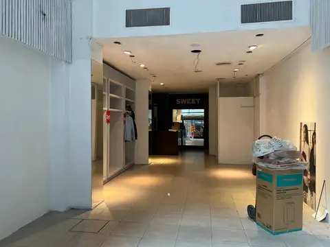Alquiler de local en microcentro de 98 m2 a metros de Florida, apto varios destinos, sin tiraje.