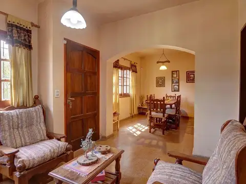 VENTA CASA 4 AMBIENTES LA REJA FONDO COCHERA