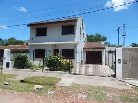 VENTA CASA 4 AMBIENTES LA REJA FONDO COCHERA