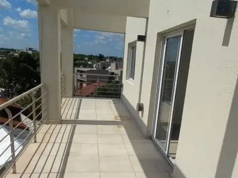 ALQUILER DE AMPLIO DEPTO DE 2 AMBIENTES CON BALCON. EXCELENTE UBICACION. PADUA