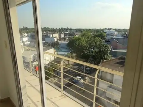 ALQUILER DE AMPLIO DEPTO DE 2 AMBIENTES CON BALCON. EXCELENTE UBICACION. PADUA