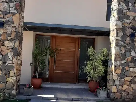 Casa 6 ambientes con 4 baños