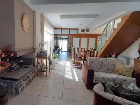 Casa en Venta con 3 cocheras