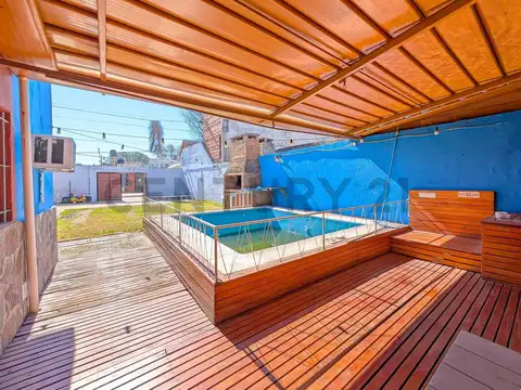 VENTA DOS CASAS-COCHERA-PATIO VERDE-PISCINA