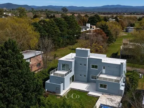 Casa 8 ambientes con 4 baños