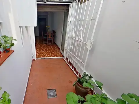 Av. A. Thomas al 1500 y Estomba