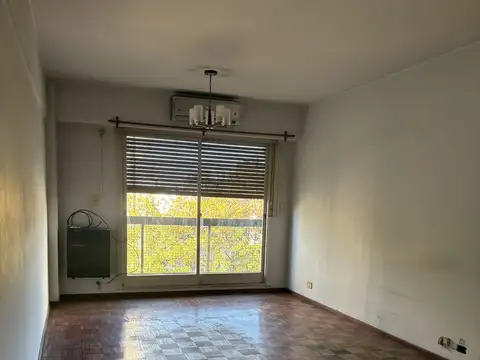 3 AMB. SEMIPISO A LA CALLE CON BALCON