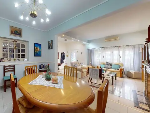 Casa 5 ambientes con 2 baños