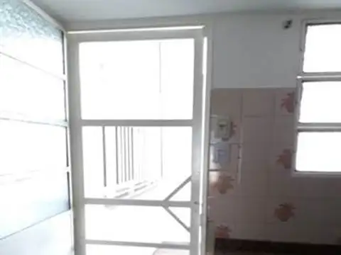 VENDO CASA AL FRENTE DE 2 DORMITORIOS CON PATIO