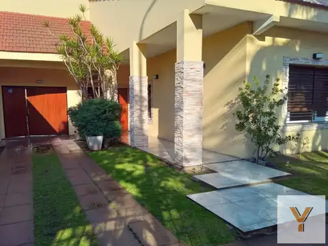 Casa en venta - 4 Dormitorios 4 Baños - 531,50mts2 - Merlo 