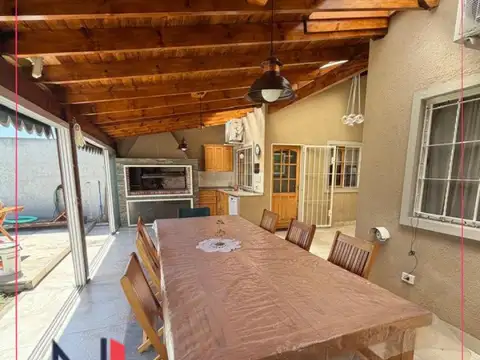 Casa en Alquiler con 2 cocheras