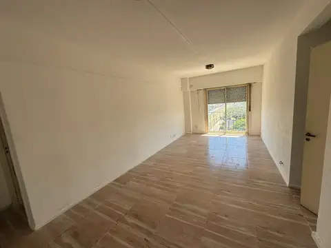  Alquiler Departamento 4 ambientes con balcón al frente - Liniers 