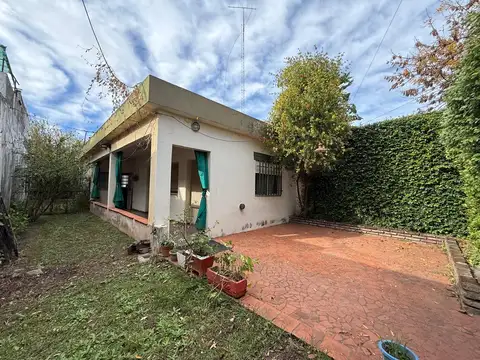 EN VENTA - CASA 2 DORMITORIOS PATIO Y JARDIN - BARRIO HESPAÑA Y HOSPITALES