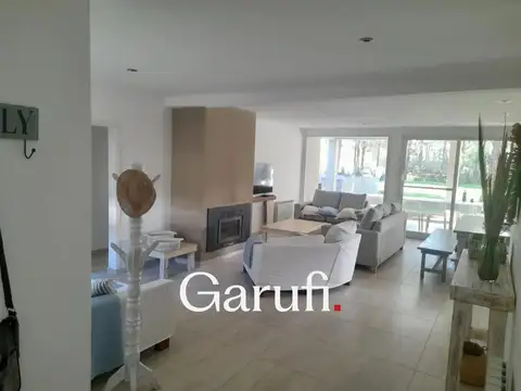 Casa 8 ambientes con 5 baños