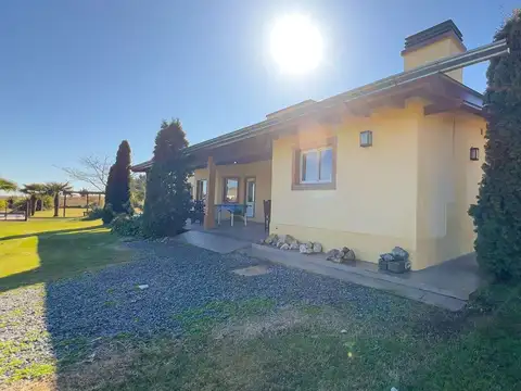VENTA CASA C/ CABAÑAS Y PILETA ZONA CAMPUS TANDIL 