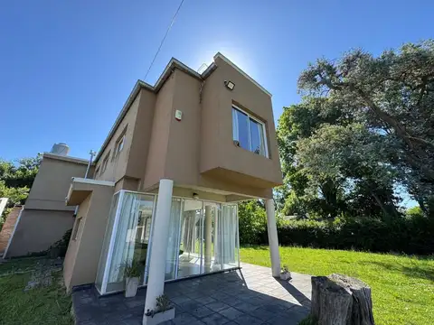 VENTA CASA 4 AMB. EN GRAL RODRIGUEZ - LOTE 1728 M2