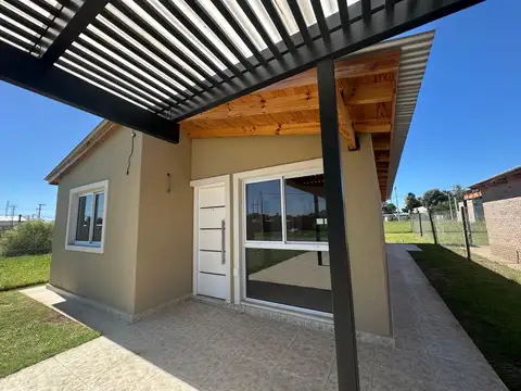 Venta - Casa a estrenar de dos dormitorios con jardín, galería y cochera en Pueblo Esther