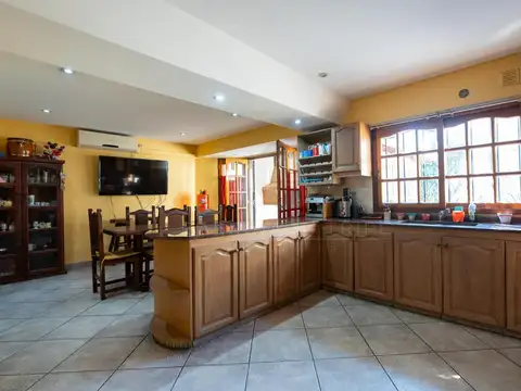 Casa 5 ambientes con 3 baños