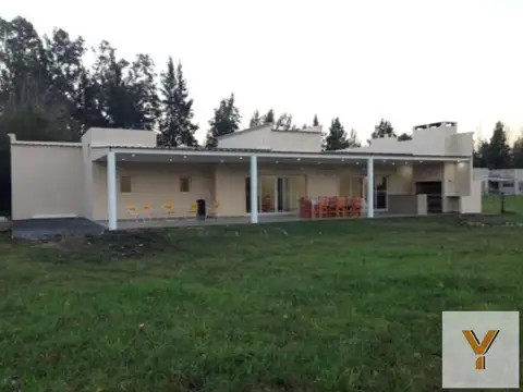 Casa venta 3 dormitorios 2 baños 1 parque  pileta 2560 mts 2 - Estancia Las Malvinas