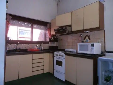 VENTA CASA 3 AMB CON  GARAJE 2 AUTOS + LOCAL AV MITRE CASEROS