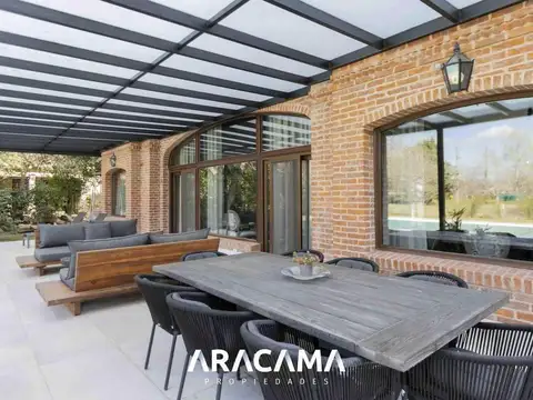 Casa en Venta con 3 cocheras