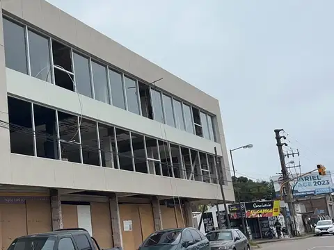 Alquiler de Oficinas y locales sobre colectora frentista Escobar