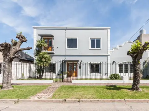 VENTA - CASA 6 AMB EN DOBLE LOTE - BURZACO