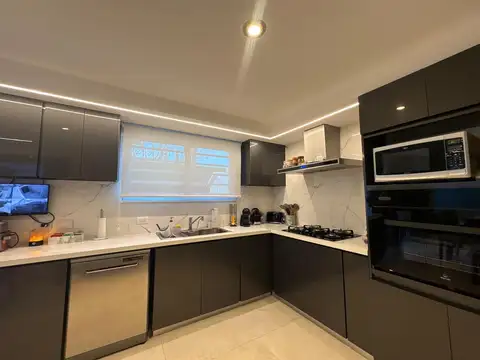 Casa en Venta con 3 cocheras