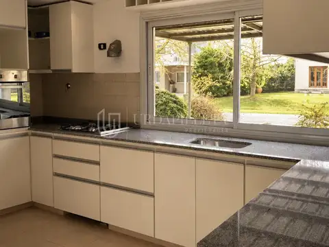 Casa 4 ambientes con 3 baños