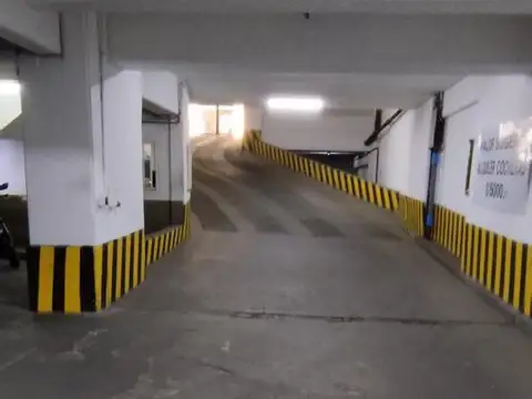 Cochera Centrica Oportunidad. Maipu 800. Galeria del Paseo