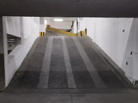 Cochera Centrica Oportunidad. Maipu 800. Galeria del Paseo