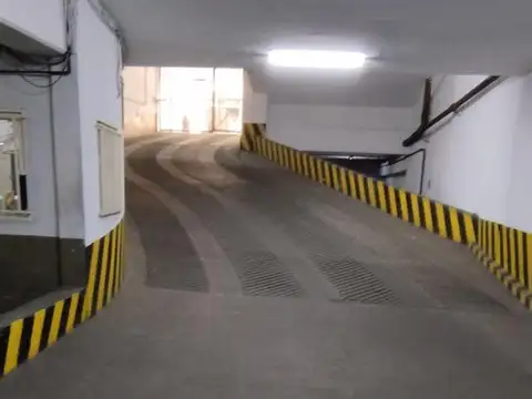 Cochera Centrica Oportunidad. Maipu 800. Galeria del Paseo