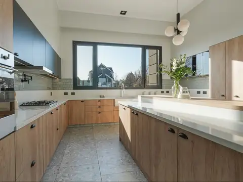 Casa en Venta con 5 cocheras