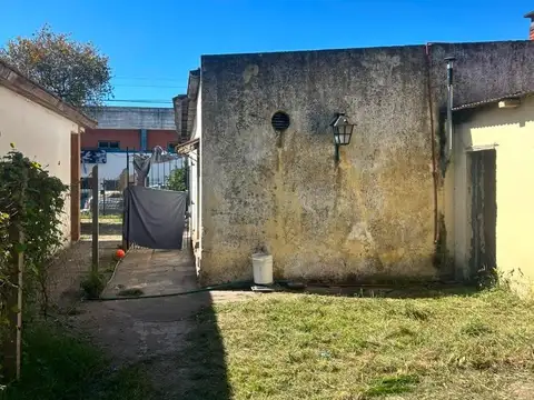 Casa en venta a reciclar en Tristán Suárez