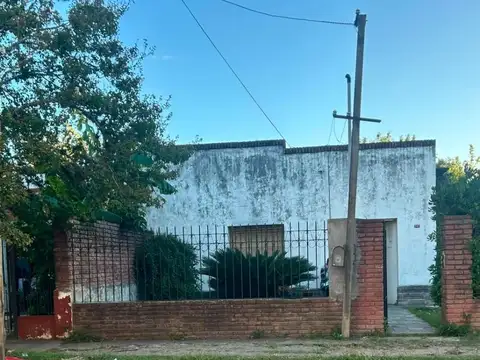Casa en venta a reciclar en Tristán Suárez