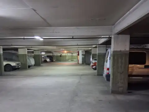 Cochera en Olivos a metros de Av. Maipu!