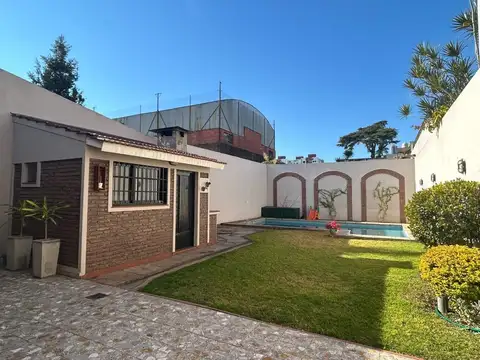 Venta casa 4 ambientes Villa Raffo pileta y jardín
