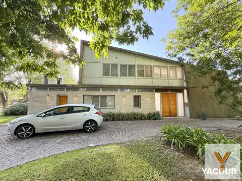 Casa en venta - 4 Dormitorios 4 Baños - 1.400Mts2 - La Plata- Gran Bell.