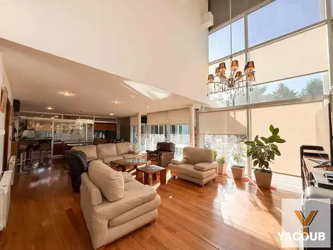 Casa en Venta con 4 cocheras