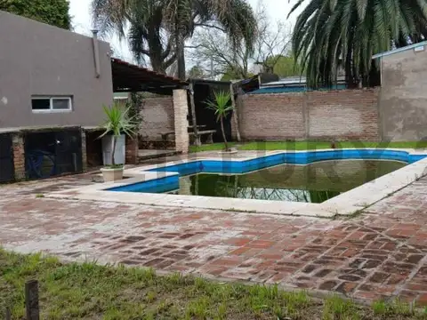 Venta de casaquinta de 2 dormitorios en Sauce Viejo.