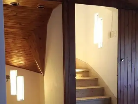 Casa 7 ambientes con 2 baños