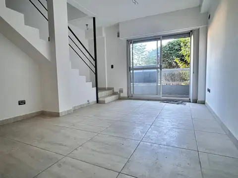 Venta Duplex Tipp Casa de 3 Ambientes 1er piso x escalera con Garaje Para 3 Autos