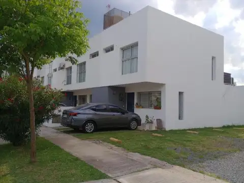 Dúplex 3 ambientes en venta en Canning, con jardín y cochera propia.
