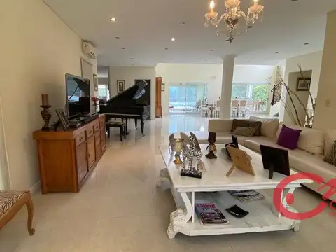 Casa 6 ambientes con 5 baños